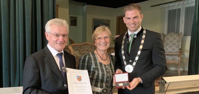 Ehre , wem Ehre gebührt: Erster Bürgermeister Maximilian Böltl überreicht Engelbert Huber seine wohlverdiente Auszeichnung.