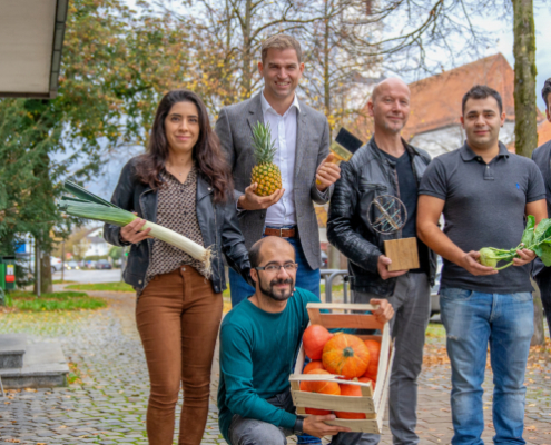 Die Freude ist groß: Familie Kirik bringt Obst und Gemüse nach Kirchheim und Roman Hummitzsch Kunst und Kreatives. Erster Bürgermeister Maximilian Böltl und Wirtschaftsförderer Tobias Schock freuen sich auf die Neueröffnungen im Ortskern Kirchheim.