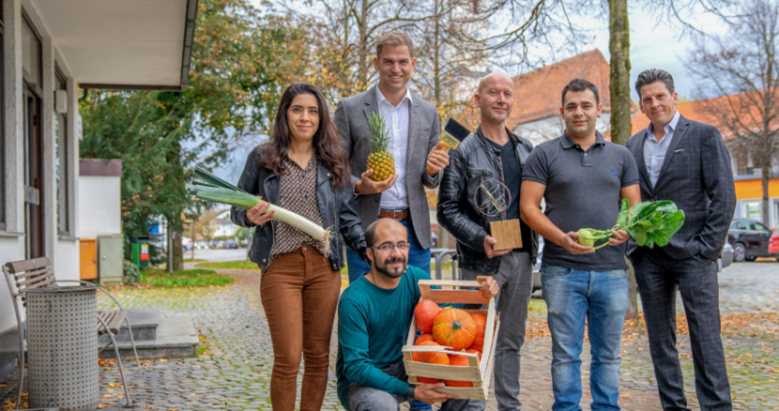 Die Freude ist groß: Familie Kirik bringt Obst und Gemüse nach Kirchheim und Roman Hummitzsch Kunst und Kreatives. Erster Bürgermeister Maximilian Böltl und Wirtschaftsförderer Tobias Schock freuen sich auf die Neueröffnungen im Ortskern Kirchheim.