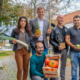 Die Freude ist groß: Familie Kirik bringt Obst und Gemüse nach Kirchheim und Roman Hummitzsch Kunst und Kreatives. Erster Bürgermeister Maximilian Böltl und Wirtschaftsförderer Tobias Schock freuen sich auf die Neueröffnungen im Ortskern Kirchheim.