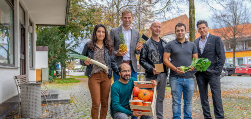 Die Freude ist groß: Familie Kirik bringt Obst und Gemüse nach Kirchheim und Roman Hummitzsch Kunst und Kreatives. Erster Bürgermeister Maximilian Böltl und Wirtschaftsförderer Tobias Schock freuen sich auf die Neueröffnungen im Ortskern Kirchheim.