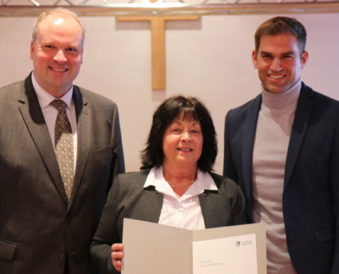 Auszeichnung für besonderen Einsatz: Erster Bürgermeister Maximilian Böltl und Seniorenbeauftragte Dagmar Morgenroth bekamen von Landrat Christoph Göbel die Urkunde „Demenzfreundliche Kommune“ überreicht.