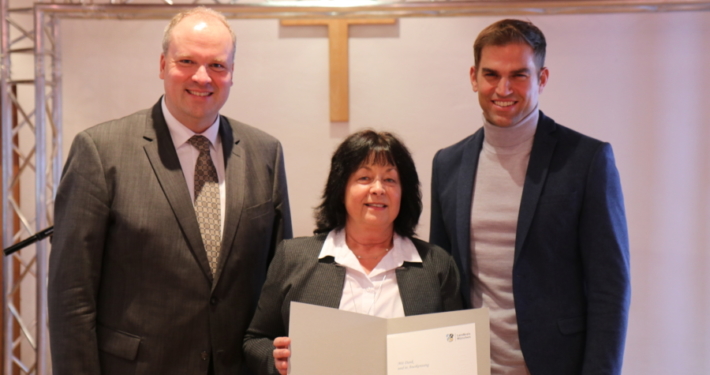 Auszeichnung für besonderen Einsatz: Erster Bürgermeister Maximilian Böltl und Seniorenbeauftragte Dagmar Morgenroth bekamen von Landrat Christoph Göbel die Urkunde „Demenzfreundliche Kommune“ überreicht.