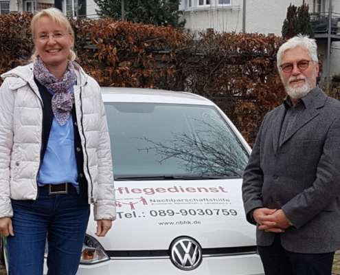 Bei der Abholung des neuen Autos: Evi Stettberger (li)., Geschäftsführerin und Günter Schindler (re.), 2. Vorstand der NBH