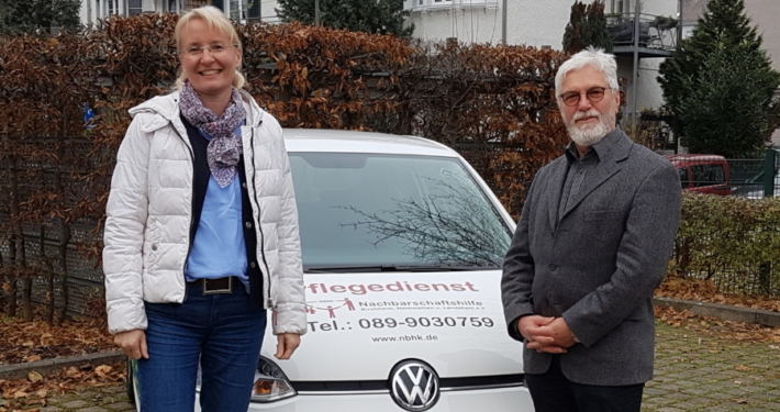 Bei der Abholung des neuen Autos: Evi Stettberger (li)., Geschäftsführerin und Günter Schindler (re.), 2. Vorstand der NBH