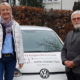 Bei der Abholung des neuen Autos: Evi Stettberger (li)., Geschäftsführerin und Günter Schindler (re.), 2. Vorstand der NBH