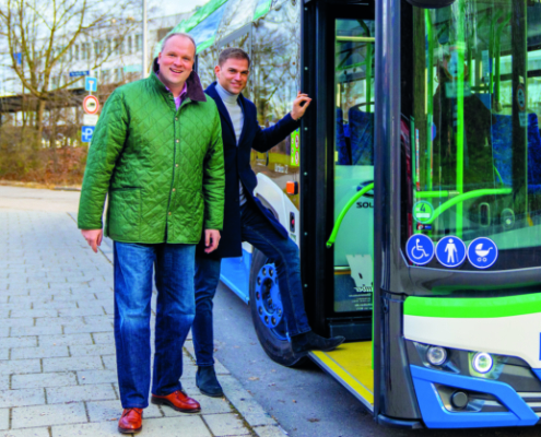 Bitte einsteigen: Bei einer Probefahrt überzeugten sich Erster Bürgermeister Maximilian Böltl und Landrat Christoph Göbel von den Vorteilen der erweiterten Buslinie 262, die Fahrgästen eine bessere Anbindung an die Nachbargemeinden bietet und Pendlern eine zusätzliche Möglichkeit zum Münchner U-Bahn-Netz schafft.