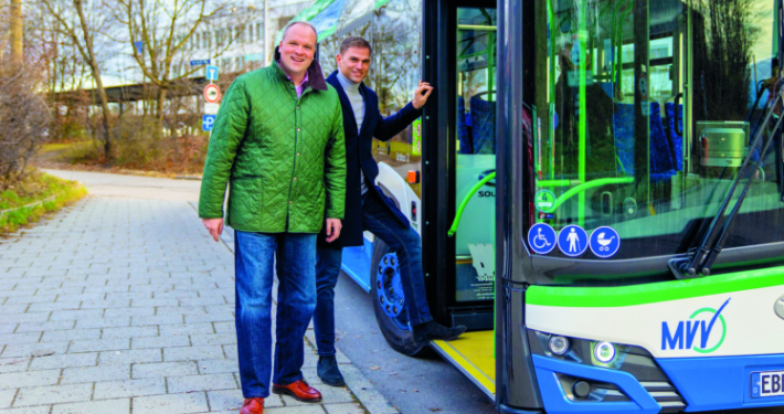 Bitte einsteigen: Bei einer Probefahrt überzeugten sich Erster Bürgermeister Maximilian Böltl und Landrat Christoph Göbel von den Vorteilen der erweiterten Buslinie 262, die Fahrgästen eine bessere Anbindung an die Nachbargemeinden bietet und Pendlern eine zusätzliche Möglichkeit zum Münchner U-Bahn-Netz schafft.