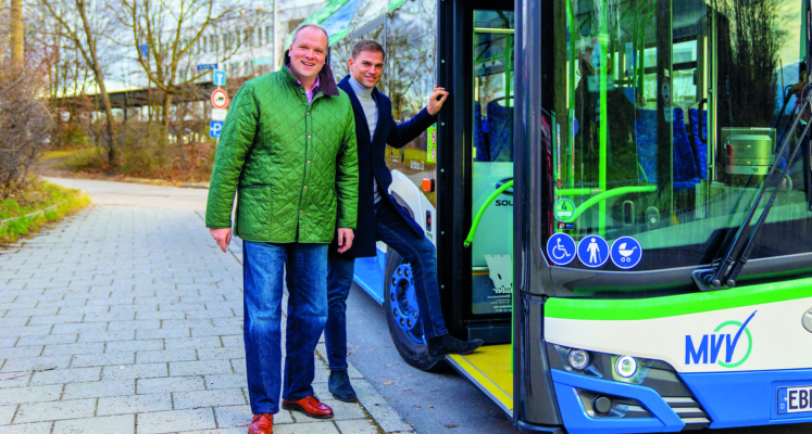 Bitte einsteigen: Bei einer Probefahrt überzeugten sich Erster Bürgermeister Maximilian Böltl und Landrat Christoph Göbel von den Vorteilen der erweiterten Buslinie 262, die Fahrgästen eine bessere Anbindung an die Nachbargemeinden bietet und Pendlern eine zusätzliche Möglichkeit zum Münchner U-Bahn-Netz schafft.