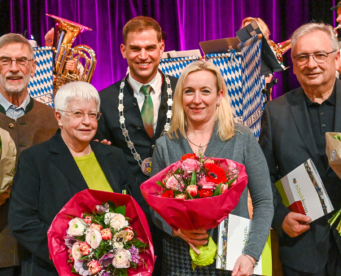 Was den Zusammenhalt in der Gemeinde am allerstärksten ausmacht, das ist die Arbeit im Verein, die Arbeit im Ehrenamt. Als Dank für diesen Zusammenhalt wurden beim Neujahrsauftakt im Gymnasium Kirchheim durch Ersten Bürgermeister Maximilian Böltl geehrt (v.l.n.r.): Kaspar Gehr, Veronika Lentz, Petra Meinsen und Ewald Matejka.