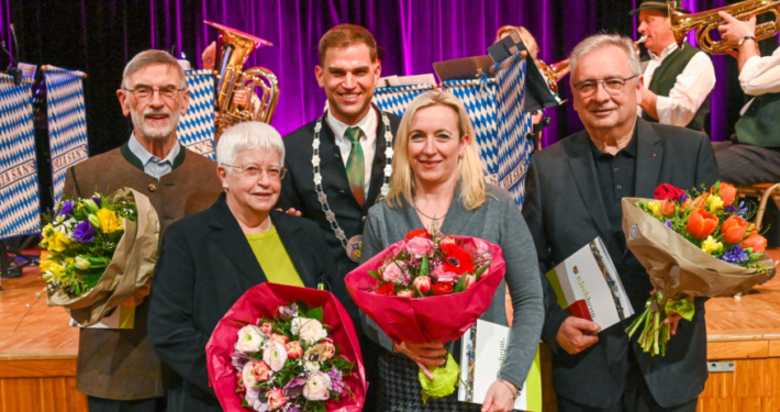 Was den Zusammenhalt in der Gemeinde am allerstärksten ausmacht, das ist die Arbeit im Verein, die Arbeit im Ehrenamt. Als Dank für diesen Zusammenhalt wurden beim Neujahrsauftakt im Gymnasium Kirchheim durch Ersten Bürgermeister Maximilian Böltl geehrt (v.l.n.r.): Kaspar Gehr, Veronika Lentz, Petra Meinsen und Ewald Matejka.