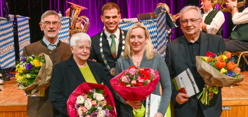 Was den Zusammenhalt in der Gemeinde am allerstärksten ausmacht, das ist die Arbeit im Verein, die Arbeit im Ehrenamt. Als Dank für diesen Zusammenhalt wurden beim Neujahrsauftakt im Gymnasium Kirchheim durch Ersten Bürgermeister Maximilian Böltl geehrt (v.l.n.r.): Kaspar Gehr, Veronika Lentz, Petra Meinsen und Ewald Matejka.