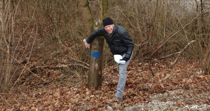 Stephan Keck, Aufsichtsratsvorsitzender der Landesgartenschau GmbH markierte mit blauer Farbe erste Bäume, die erhalten bleiben können.
