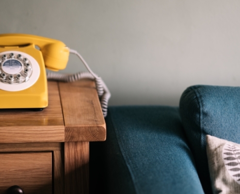 Telefonhotline gegen Einsamkeit: Ehrenamtliche Helfer bieten kostenfreie Gespräche an.