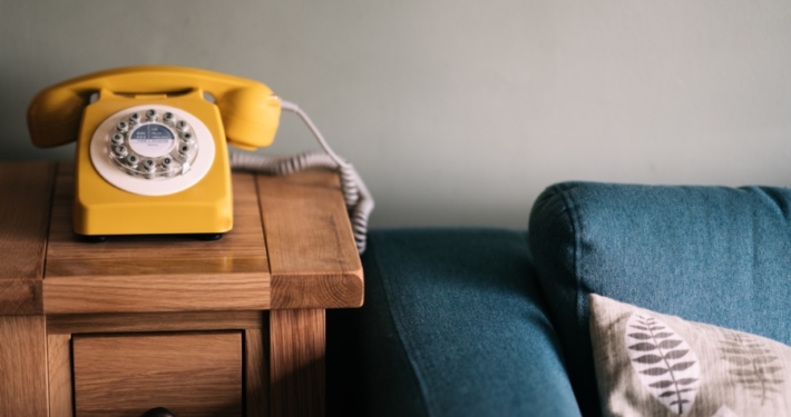 Telefonhotline gegen Einsamkeit: Ehrenamtliche Helfer bieten kostenfreie Gespräche an.