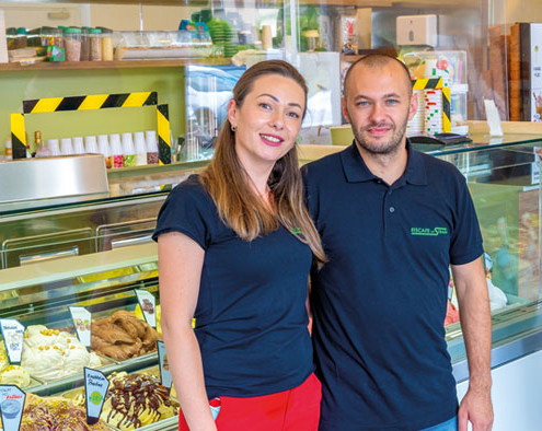 Und jetzt ein Eis: Mit ihrem neueröffneten „La Strada“ an der Münchner Straße versüßen Andreea und Marius Berbec ihren Kunden den Sommer. Wirtschaftsförderer Tobias Schock freut sich, dass eine Eisdiele den Kirchheimer Ortskern noch attraktiver macht.