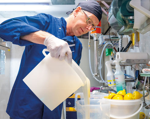 Echte Handwerkskunst: Der „Eispeter“ alias Peter Wuschech nimmt nur frische Zutaten und hochwertige Früchte für seine cremige Spezialität. Das sieht man und das schmeckt man. Die kühle Köstlichkeit gibt’s in der Räterstraße 13 in Heimstetten.