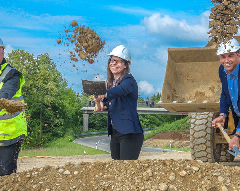 Spatenstich für Kirchheim 2030: Franz Haas vom Erschließungsträger Bayerngrund, Projektleiterin Martina Görner und Erster Bürgermeister Maximilian Böltl freuen sich, dass es jetzt richtig los geht. Begonnen wird unter anderem mit dem Neubau eines Kreisels an der Staatsstraße 2082.