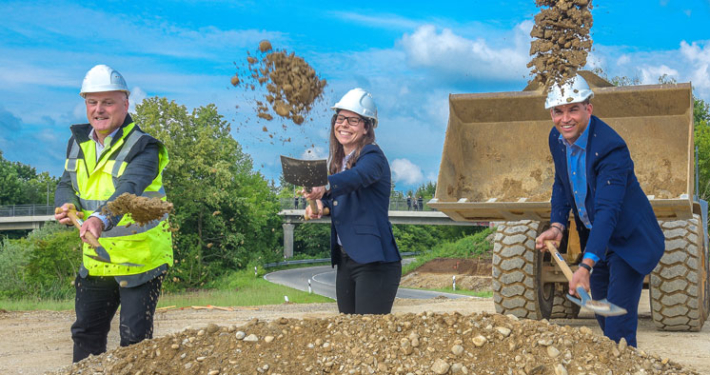 Spatenstich für Kirchheim 2030: Franz Haas vom Erschließungsträger Bayerngrund, Projektleiterin Martina Görner und Erster Bürgermeister Maximilian Böltl freuen sich, dass es jetzt richtig los geht. Begonnen wird unter anderem mit dem Neubau eines Kreisels an der Staatsstraße 2082.