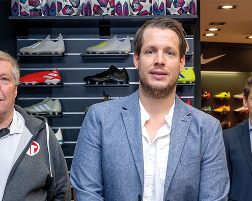 Teamplayer: Fritz und Christian Schmidl statten mit ihrem Geschäft Fußballbegeisterte und ganze Mannschaften mit dem nötigen Equipment aus. Wirtschaftsförderer Tobias Schock, selbst leidenschaftlicher Fußballfan, freut sich über den Store, der das Rätereinkaufszentrum bereichert.