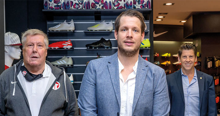 Teamplayer: Fritz und Christian Schmidl statten mit ihrem Geschäft Fußballbegeisterte und ganze Mannschaften mit dem nötigen Equipment aus. Wirtschaftsförderer Tobias Schock, selbst leidenschaftlicher Fußballfan, freut sich über den Store, der das Rätereinkaufszentrum bereichert.