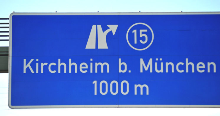 Autobahn-Ausfahrt Kirchheim b. München. Foto: Elke Hötzel – stock.adobe.com