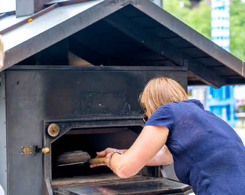 Schieb, schieb in den Ofen rein: Gemeinsames Brotbacken auf dem Pfarrer-Caspar-Mayr-Platz verbindet, schafft ein Gemeinschaftsgefühl und zeugt von einem lebendigen Ortskern. Foto: Claudia Topel