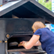 Schieb, schieb in den Ofen rein: Gemeinsames Brotbacken auf dem Pfarrer-Caspar-Mayr-Platz verbindet, schafft ein Gemeinschaftsgefühl und zeugt von einem lebendigen Ortskern. Foto: Claudia Topel