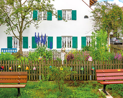 Blühendes Idyll: Der Bauerngarten am historischen Meilerhaus lässt die Vorfreude auf die Landesgartenschau 2024 wachsen. Gepflegt und gehegt wird das Stück Grün von den Blumen- und Gartenfreunden. Foto: Claudia Topel
