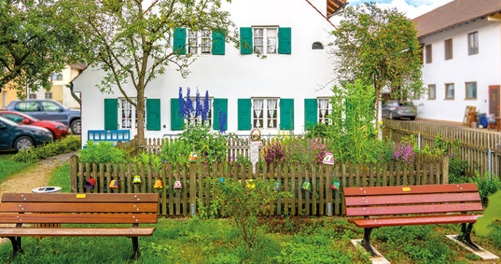 Blühendes Idyll: Der Bauerngarten am historischen Meilerhaus lässt die Vorfreude auf die Landesgartenschau 2024 wachsen. Gepflegt und gehegt wird das Stück Grün von den Blumen- und Gartenfreunden. Foto: Claudia Topel
