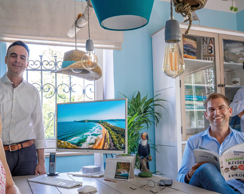 Gegen den Trend, doch genau der richtige Zeitpunkt: Petra Decker und Andreas Hotter haben ein Reisebüro eröffnet - ihr Strandhaus. Erster Bürgermeister Maximilian Böltl und Wirtschaftsförderer Tobias Schock heißen die beiden Reiseprofis in der Hauptstraße 4 willkommen und nutzen gleich die Gelegenheit, sich über nachhaltiges Reisen zu informieren.