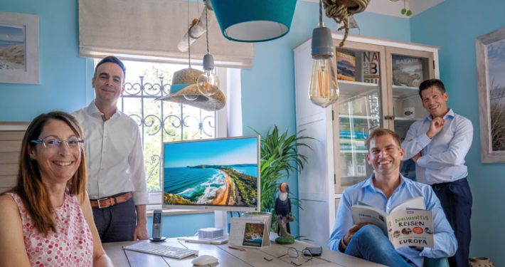 Gegen den Trend, doch genau der richtige Zeitpunkt: Petra Decker und Andreas Hotter haben ein Reisebüro eröffnet - ihr Strandhaus. Erster Bürgermeister Maximilian Böltl und Wirtschaftsförderer Tobias Schock heißen die beiden Reiseprofis in der Hauptstraße 4 willkommen und nutzen gleich die Gelegenheit, sich über nachhaltiges Reisen zu informieren.