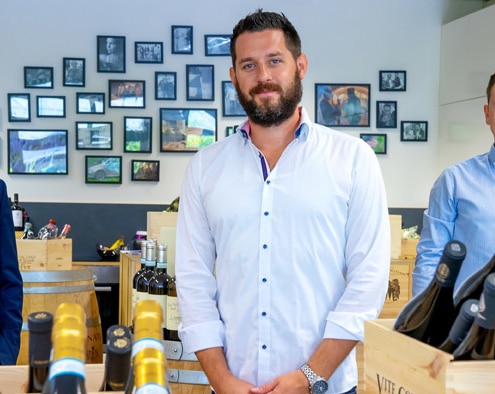 Leidenschaft für edle Tropfen: Bernhard Weigenthaler (mitte) und Stefan Arends (rechts) haben mit ihrer Weinhandlung Senti Vini ihre Leidenschaft zum Beruf gemacht. Wirtschaftsförderer Tobias Schock ist begeistert von der Weinhandlung in Heimstetten.