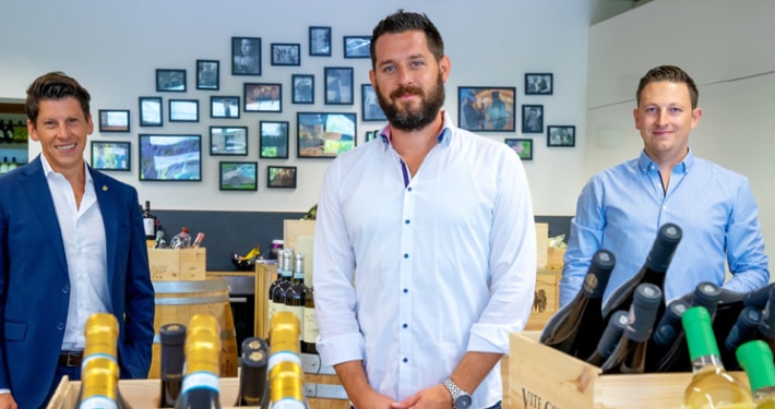 Leidenschaft für edle Tropfen: Bernhard Weigenthaler (mitte) und Stefan Arends (rechts) haben mit ihrer Weinhandlung Senti Vini ihre Leidenschaft zum Beruf gemacht. Wirtschaftsförderer Tobias Schock ist begeistert von der Weinhandlung in Heimstetten.