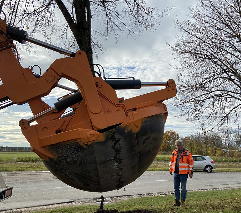 Verpflanzung mit Spezialgerät: Um die Bäume (in dem Fall eine Linde) nicht zu beschädigen, erfolgt der Einstich in den Boden in drei Metern Durchmesser rund um den Stamm. Foto: Sophia Schreib/Kirchheim 2024 GmbH