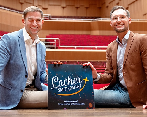 Lacher statt Kracher oder auch Bühne statt Böller: Erster Bürgermeister Maximilian Böltl und Thomas Gerling sammeln für den guten Zweck.