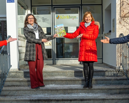 Foto: Kulturreferentin Kathi Ruf, Leiterin des Bajuwarenhofs, Jennifer Bagley, Kinderbuchautorin Petra Breuer und Erster Bürgermeister Maximilian Böltl präsentieren die Kirchheimer Geschichte(n) für Kinder.