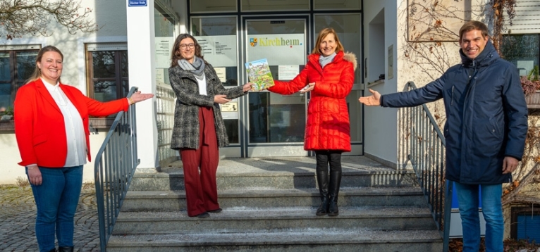 Foto: Kulturreferentin Kathi Ruf, Leiterin des Bajuwarenhofs, Jennifer Bagley, Kinderbuchautorin Petra Breuer und Erster Bürgermeister Maximilian Böltl präsentieren die Kirchheimer Geschichte(n) für Kinder.