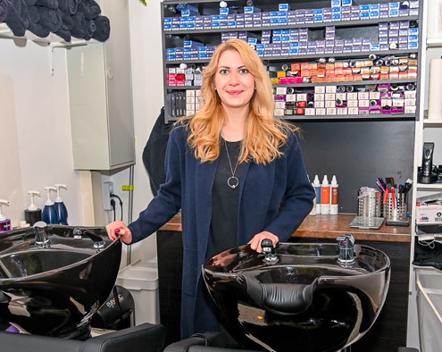 Foto: Angelika Etzelsberger in ihrem neuen Friseursalon in Kirchheim.