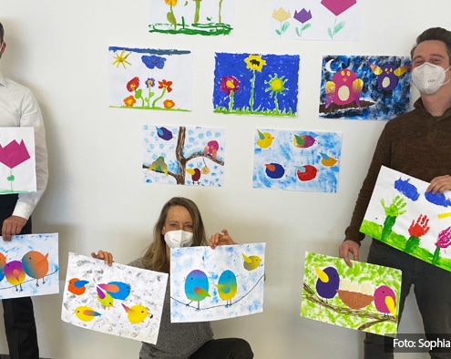 Machen super Frühlingslaune: Die Bilder der Kinder vom Haus Am Schlehenring zum Thema „Vögel“ und „Der Frühling kommt“. Das Team der Kirchheim 2024 GmbH (auf dem Foto v.l. Johannes Pinzel, Geschäftsführer; Dr. Gerda Hausladen, Assistenz der Geschäftsführung; Armin Wandschura, Technischer Leiter) bedankt sich herzlich für die Bilder.