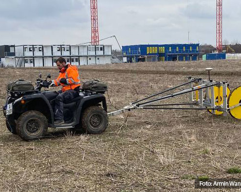 Ein Mitarbeiter der Firma Geomer aus Augsburg beim Sondieren der Flächen auf mögliche metallische Gegenstände im Boden.