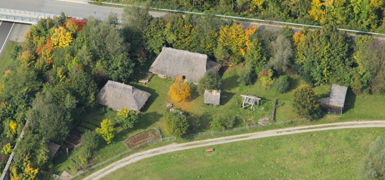 Foto: Luftbild vom Bajuwarenhof Kirchheim