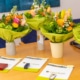 Foto: Blumensträuße, Ehrennadeln- und medaillien für die ehemaligen Gemeinderatsmitglieder.