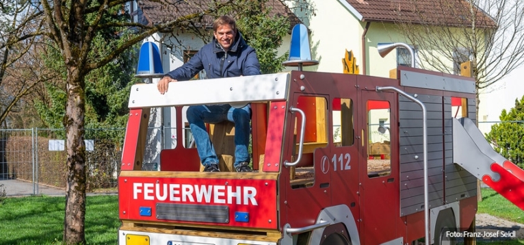 Foto: Erster Bürgermeister Maximilian Böltl auf dem neuen Feuerwehrspielplatz