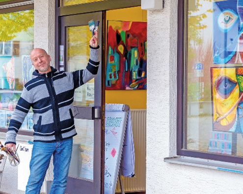 Foto: Vorstand Roman Hummitzsch vor den Räumlichkeiten des KunstRaum Kirchheim.