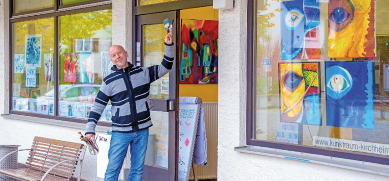 Foto: Vorstand Roman Hummitzsch vor den Räumlichkeiten des KunstRaum Kirchheim.