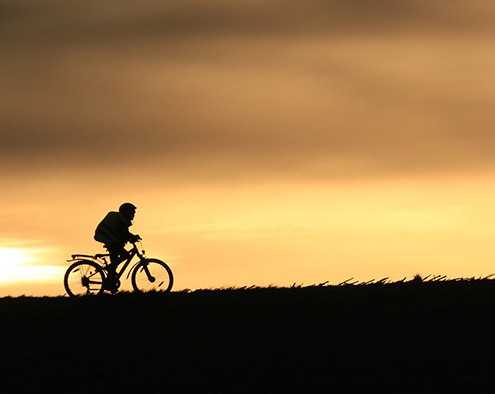 Foto: Radfahrer in der Abenddämmerung