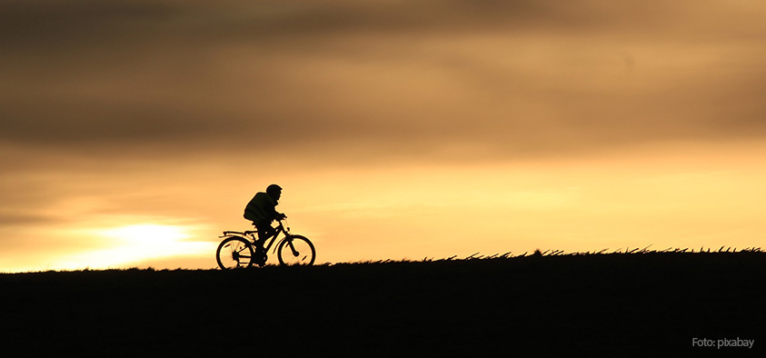 Foto: Radfahrer in der Abenddämmerung